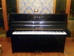 Pianoforte a muro Rõnisch nero laccato