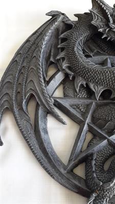 Bellissimo drago nero attorcigliato alla stella - Foto 5