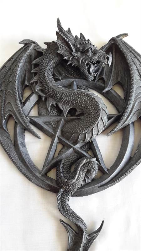 Foto 3 Bellissimo drago nero attorcigliato alla stella