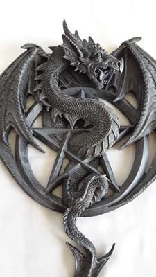 Bellissimo drago nero attorcigliato alla stella - Foto 3